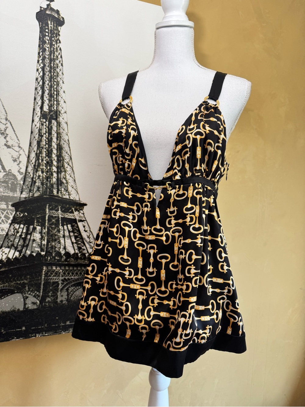 bebe REVERSIBLE cami Black  with Gold Horsebit Chain Print NEW